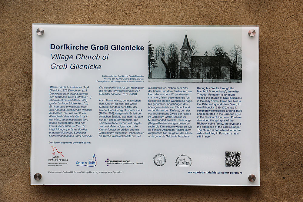Das Fontane-Schild am Eingang der Groß Gienicker Dorfkirche