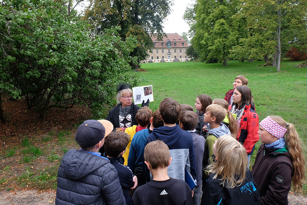 Schüler aus Marquardt auf den Spuren Fontanes im Schlosspark