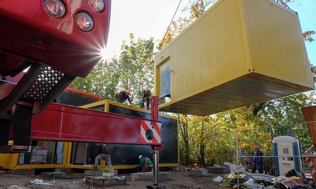 Farbige Container  für die Regenbogenschule