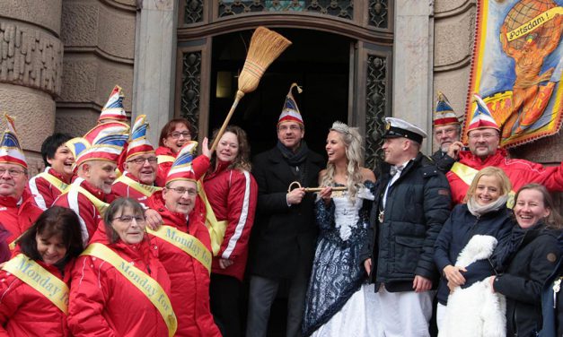 Narren stürmten das Rathaus  und das Bürgerbüro in Groß Glienicke