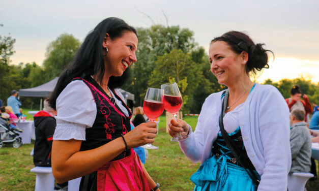 Feiernde Fahrländer