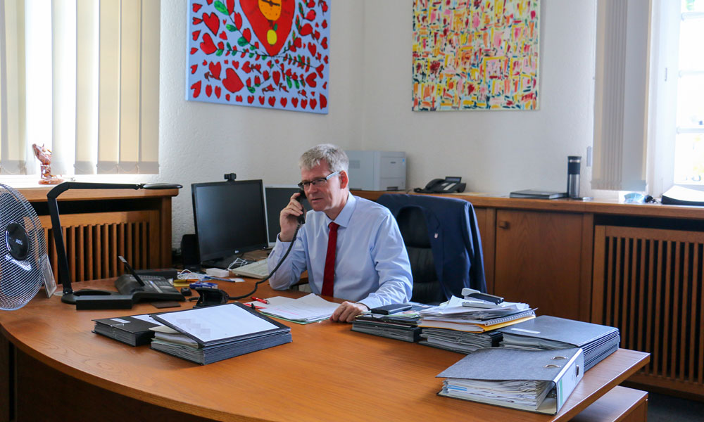 Auch wenn Helmut Kleebank lieber außerhalb seines Büros arbeitet, Schreibtischarbeit ist die Grundlage für den Erfolg draußen.