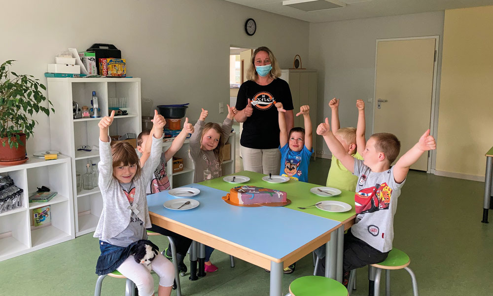 Die Kinder der Kita in Beelitz haben sich über die Schultütentorte der Bäckerei Exner sichtlich gefreut