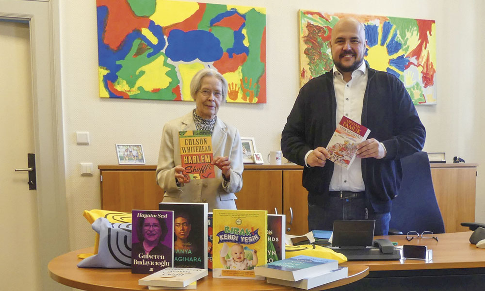 Die Vorsitzende des Freundeskreises der Stadtbibliothek Spandau, Cornelia Clemens und Bezirksstadtrat Frank Bewig