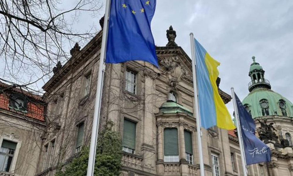 Die Europa- und Ukraine-Flagge vor dem Potsdamer Stadthaus.