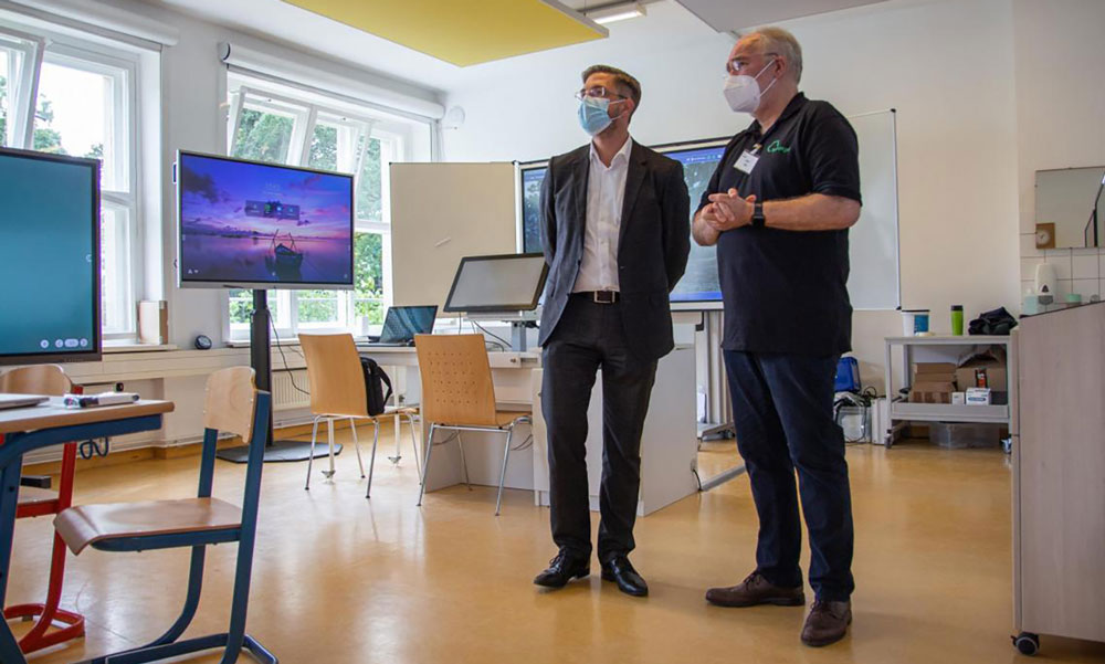 Oberbürgermeister Schubert besuchte 2021 den „Showroom Digitale Displays“ im Treffpunkt Freizeit.
