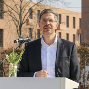 Potsdams Oberbürgermeister, Mike Schubert, sieht in der Wiederaufnahme des städtischen Kita-Angebots einen richtigen und wichtigen Weg für die wachsende Stadt.