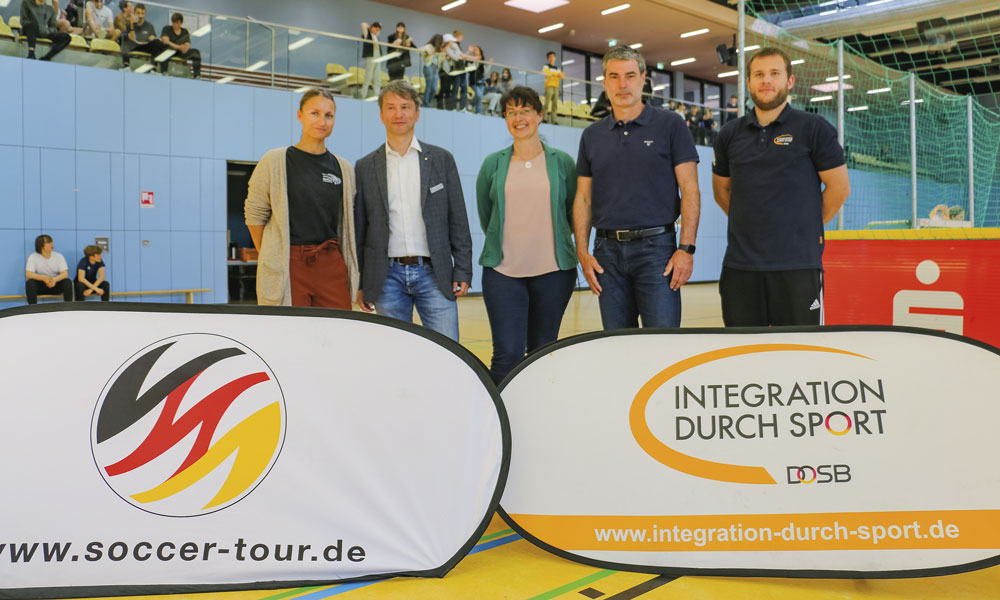 Schulleiterin Kirsten Schmollack (Mitte) und René Tretschok (2.v.r.) und freuten sich über die großartige Unterstützung der Mitstreiter und Kollegen sowie über die vielen Teilnehmenden, die den Turnier-Tag so erfolgreich machten.