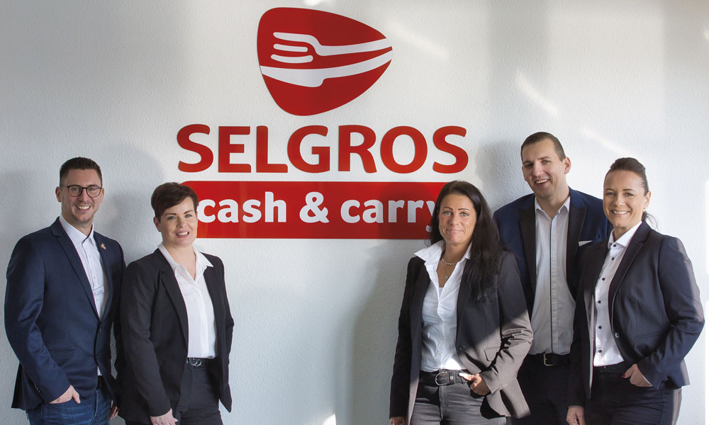 Ralf Jegelka (links) wünscht mit seinem SELGROS-Verkaufsteam allen Kunden eine schöne Adventszeit und ein erfolgreiches 2023!