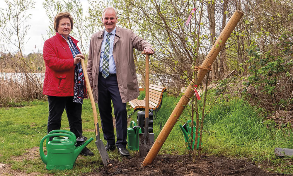 Zum Tag des Baumes pflanzte Umweltbeigeordneter Bernd Rubelt gemeinsam mit der Ortsvorsteherin Neu Fahrland, Carmen Klockow, die Moor-Birke.