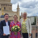 Blumenstrauß des Monats für das besondere ehrenamtliche Engagement verliehen